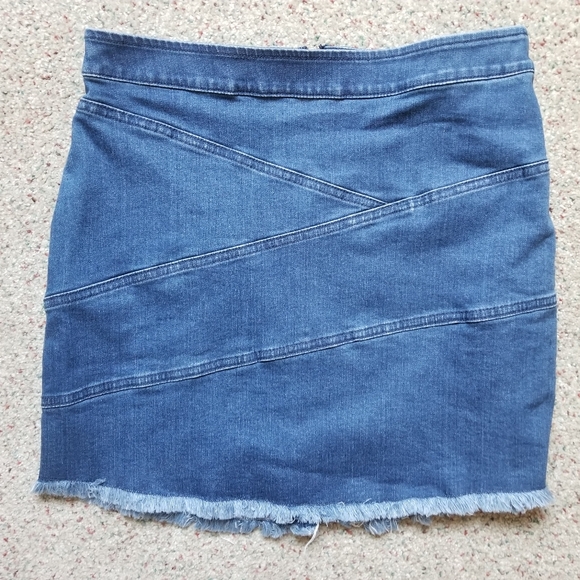 BCBGeneration size 6 denim short slim mini skirt back zip - Picture 4 of 7